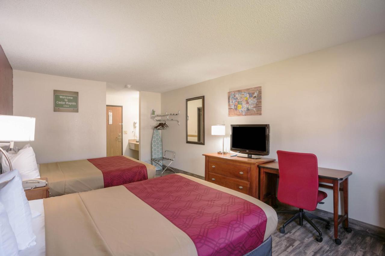 Econo Lodge Cedar Rapids Kültér fotó
