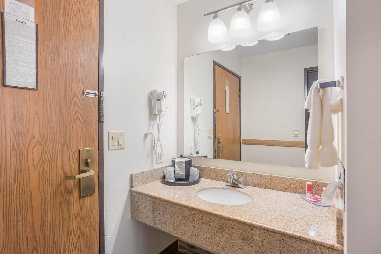 Econo Lodge Cedar Rapids Kültér fotó